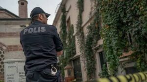 الأمن التركي يوجّه ضربة قاصمة لـ “داعش” ويعتقل 10 عناصر مطلوبين دولياً بينهم العقل المدبر لمجزرة محطة أنقرة. في واحدة من أعقد وأكبر العمليات الاستخباراتية العابرة للحدود، نجحت منظمة الاستخبارات الوطنية التركية (MIT)، في عملية نوعية منسقة داخل الأراضي السورية بالتعاون والتنسيق الميداني مع جهاز المخابرات السوري، في إلقاء القبض على 10 إرهابيين خطيرين ينتمون لتنظيم “داعش”، كانوا مدرجين على قوائم “النشرة الحمراء” لمنظمة الإنتربول الدولية، وجرى نقلهم فوراً إلى داخل الأراضي التركية. وعقب اقتيادهم إلى تركيا، أثمرت الجهود المشتركة بين جهاز (MIT) وإدارة مكافحة الإرهاب التابعة للمديرية العامة للأمن عن إحالة المتهمين إلى القضاء؛ حيث أصدرت المحكمة قراراً رسمياً بـ اعتقال 9 منهم وإيداعهم السجن، في حين تم تمديد فترة احتجاز المتهم العاشر لاستكمال التحقيقات المعمقة. وجاء في مقدمة المقبوض عليهم الإرهابي الخطير عمر دينيز دوندار، والذي يعد صيداً استخباراتياً ثميناً، لارتباطه المباشر ومنفذي الهجوم الانتحاري الأكثر دموية في تاريخ تركيا الحديث، والذي استهدف محطة قطارات أنقرة عام 2015 وأسفر عن مقتل 109 أشخاص وإصابة المئات. وكشفت التحقيقات والتحليلات الجنائية المتقدمة عن مفاجأة مدوية؛ حيث أثبت تحليل بصمات الأصابع تطابقاً كاملاً بين بصمات “دوندار” والآثار المرفوعة عن الأجهزة المتفجرة والأحزمة الناسفة التي ضُبطت بحوزة انتحاريين اثنين عام 2017 خلال إحباط هجمات متزامنة داخل تركيا. وكان دوندار قد فرّ إلى سوريا عام 2014، وتدرج في الوحدات القتالية حتى عُين في ما يسمى “مكتب فاروق” (ولاية تركيا). أدلى الإرهابيون العشرة باعترافات تفصيلية وموسعة أمام جهات التحقيق حول آليات عمل ما يسمى “ولاية تركيا”، والتدريبات العسكرية والدينية التي تلقوها، وشبكات الدعاية اللوجستية. وبحسب المصادر الأمنية، ضمت قائمة المعتقلين قيادات بارزة ومخططين: – علي بورا (أمير مخابرات تركيا في داعش): انضم للتنظيم عام 2014، ويعد العقل المدبر والمخطط الرئيسي لـ 3 هجمات مسلحة منفصلة استهدفت القوات المسلحة التركية. – حقي يوكسيك (المساعد الشخصي لـ “دوكوماجي”): عمل ذراعاً يمنى ومساعداً شخصياً لقائد مجموعة “دوكوماجي” الشهيرة بتجنيد الانتحاريين، وتولى إدارة خلايا التنظيم السرية. – قادير غوزوكارا وعبد الله تشوبان أوغلو وتشكيدار يلماز: قيادات الجناح الإعلامي واللوجستي، وتولوا إدارة شبكات الدعاية وتأمين الدعم الفني والمادي للعناصر العابرة للحدود عبر منصات الإعلام التابعة للتنظيم في إدلب ومحيطها. – حسين بيري: مسؤول في الوحدة الطبية للتنظيم، كشفت التحقيقات أنه وقع أسيراً عام 2015 لدى تنظيم (PYD/YPG) الإرهابي، قبل أن يُطلق سراحه لاحقاً في صفقة تبادل أسرى سرية ومشبوهة بين “داعش” والوحدات الكردية، ليعود لممارسة نشاطه الإرهابي. – قدير دمير، مراد أوزدمير، وإسحاق غونجي: عناصر المجموعات القتالية التكفيرية في إدلب، وشاركوا في عمليات قصف بمدافع الهاون وخوض اشتباكات مسلحة مباشرة ضد قوات نظام الأسد قبل رصدهم واعتقالهم. ويرى مراقبون أمنيون أن نجاح هذه العملية يعكس نقلة نوعية في العمليات الاستخباراتية التركية العابرة للحدود، وقدرة جهاز (MIT) على اختراق العمق السوري وتفكيك “الخلايا النائمة” والقيادات التاريخية لـ “داعش” التي حاولت التخفي في محافظة إدلب ومناطق النزاع، مما يمثل تجفيفاً مباشراً لمنظومة التمويل والتخطيط التي استهدفت الأمن القومي التركي على مدار العقد الماضي.